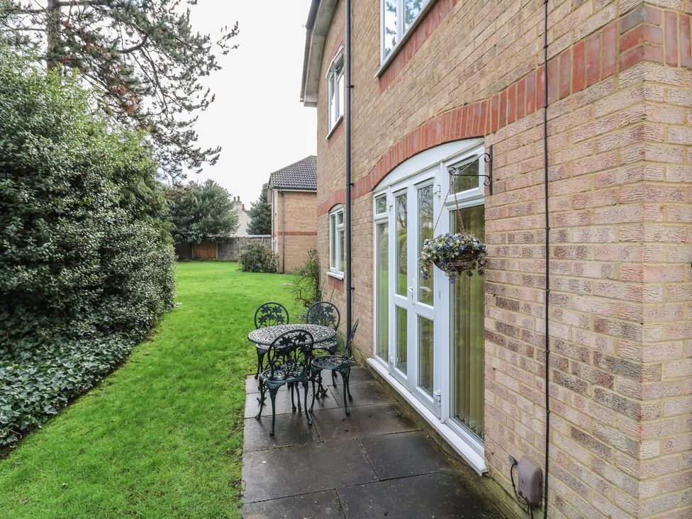 A garden with a table and chairs next to the house at Wizard's Hideaway in Watford