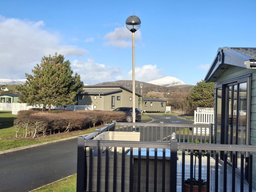 An outdoor area with mobile homes and trees at Caravan in 