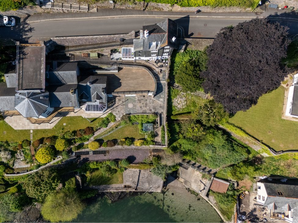 An outdoor area with a house and garden at Bell Cottage in Dartmouth