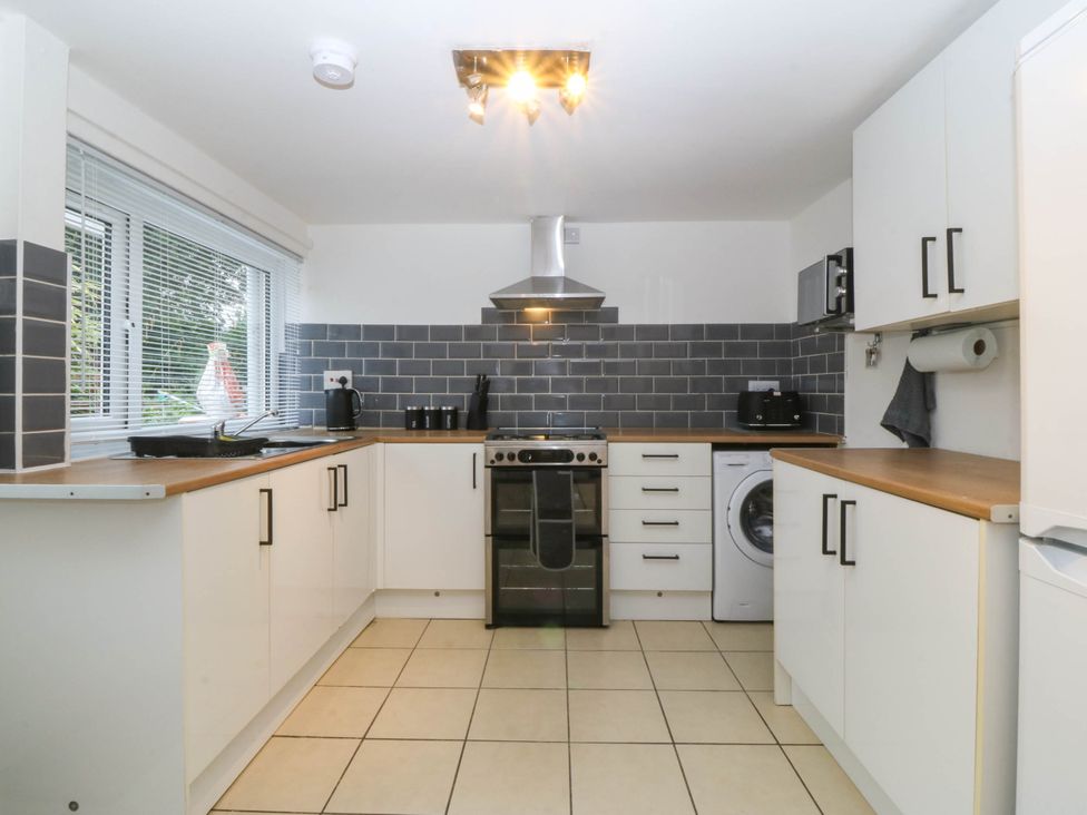 A kitchen with appliances and cabinets at Emily Rose Cottage in Bangor