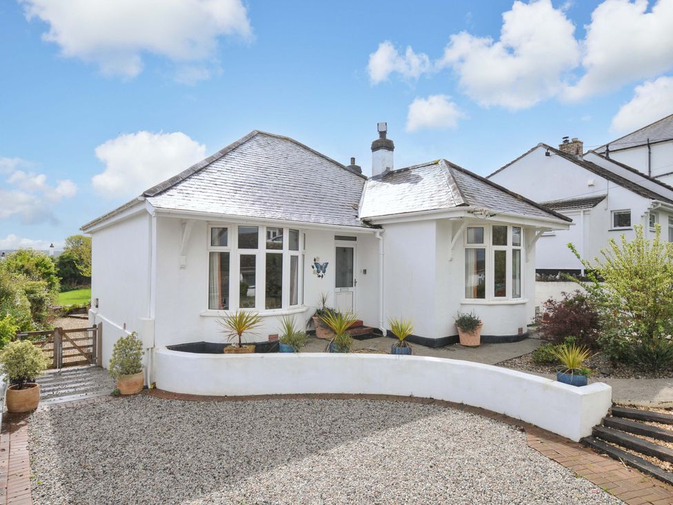 A bungalow with windows and garden at Porthmeor Wadebridge