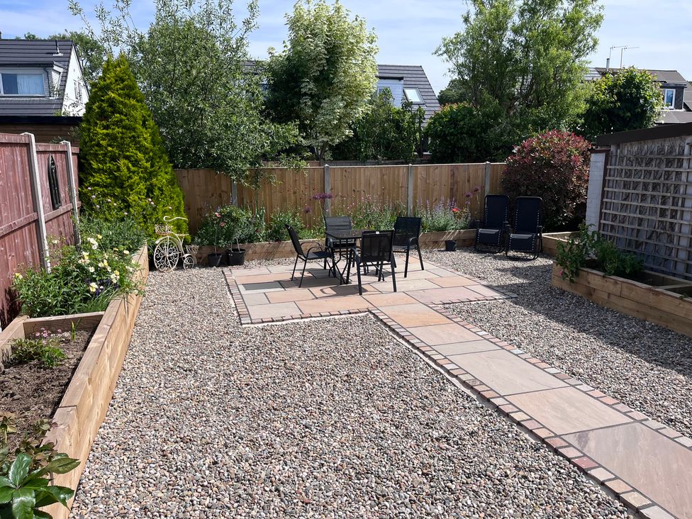 A garden with gravel and patio stones at Wardenlea in Scorton