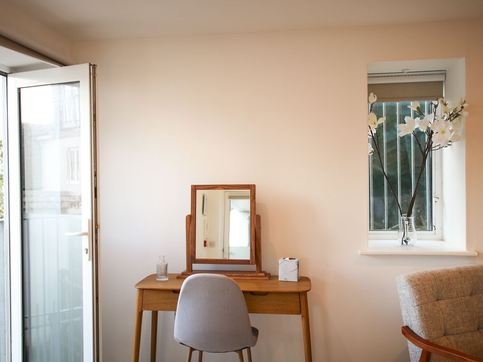 A room with a desk and mirror at 11 Fountain Court Falmouth