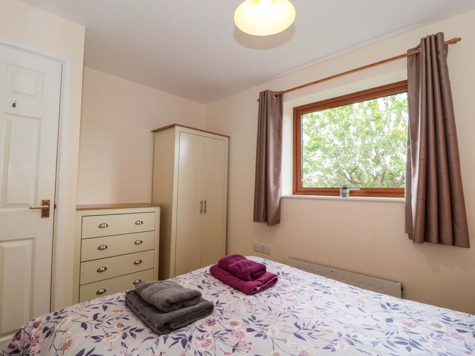 A bedroom with a bed and furniture at Orchard Cottage in Ledbury