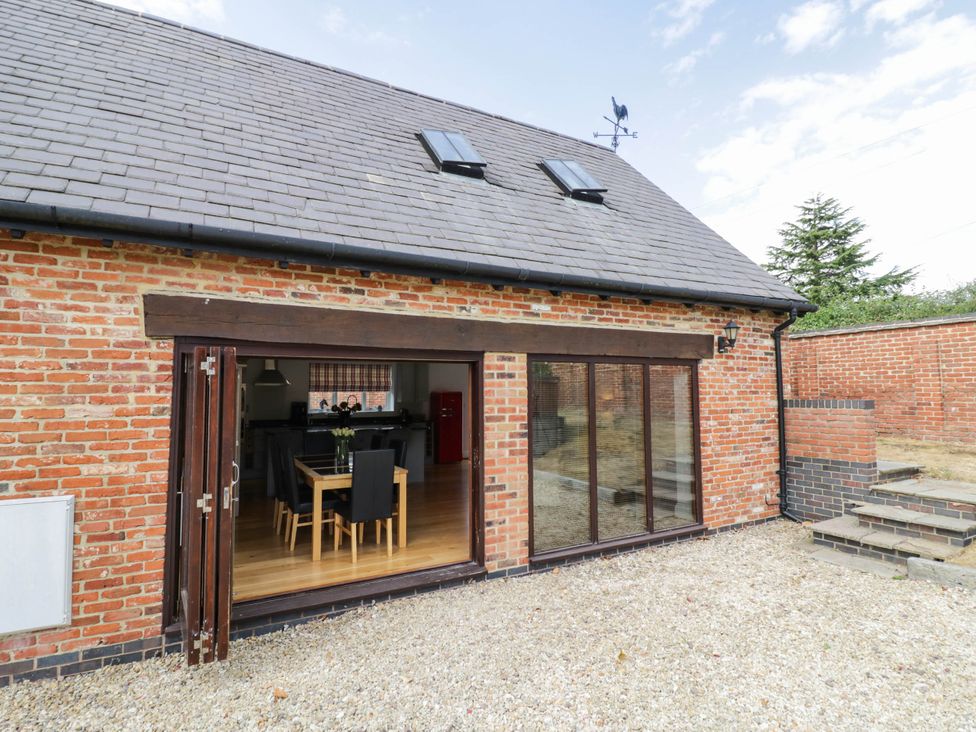 An outdoor view of a building with a dining area at Underhill House Annex