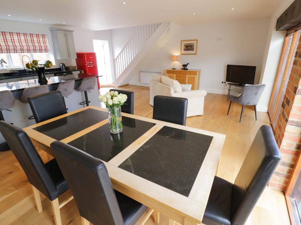 A dining room with a dining table and chairs at Underhill House Annex
