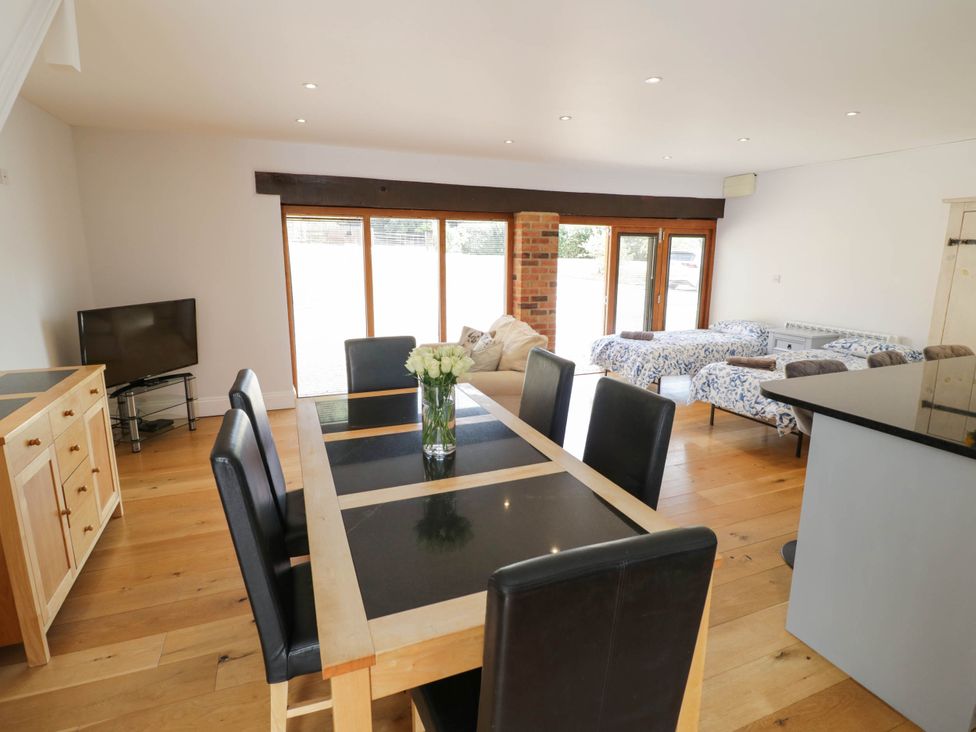 A dining room with a table and chairs at Underhill House Annex