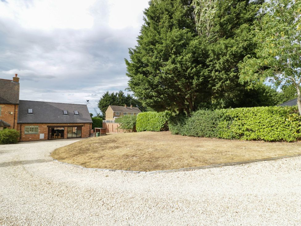 A house with trees and a gravel driveway at Underhill House Annex