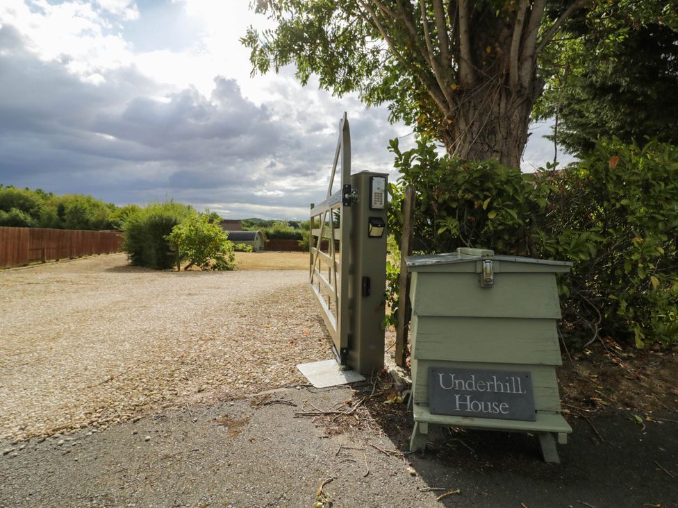 An outdoor scene with a gate and a mailbox at Underhill House Annex 