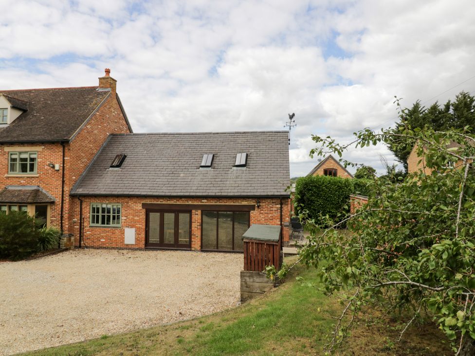 A house with a driveway and garden at Underhill House Annex Stratford-Upon-Avon