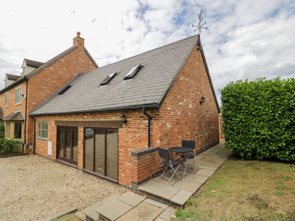 An outdoor area with table and chairs at Underhill House Annex Stratford-Upon-Avon