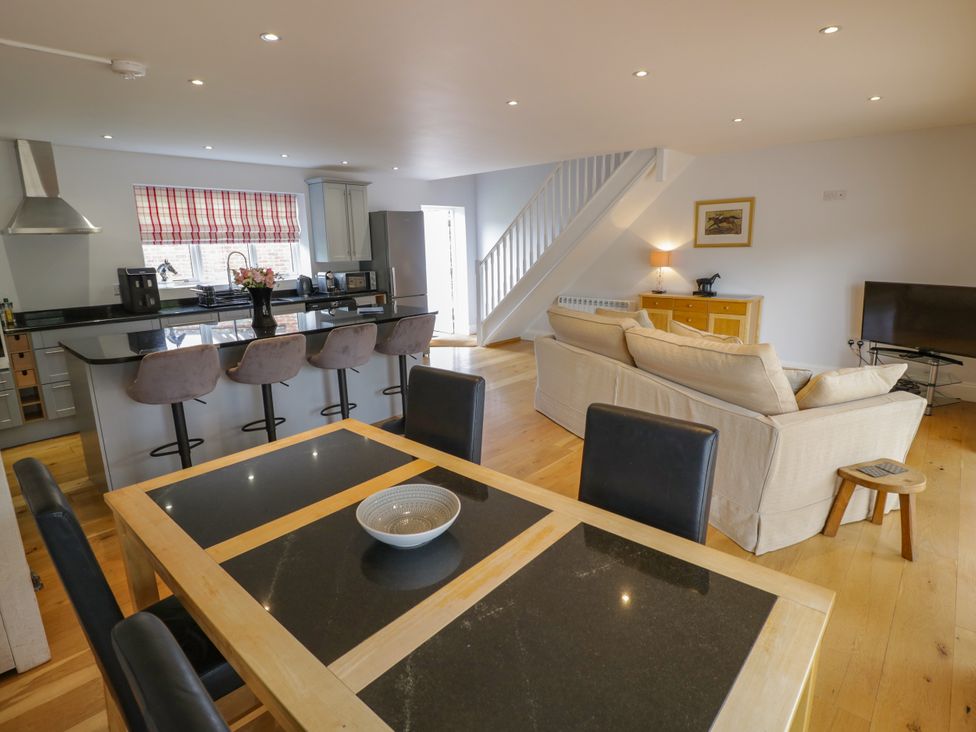 A living room with a kitchen island and dining area at Underhill House Annex Stratford-Upon-Avon