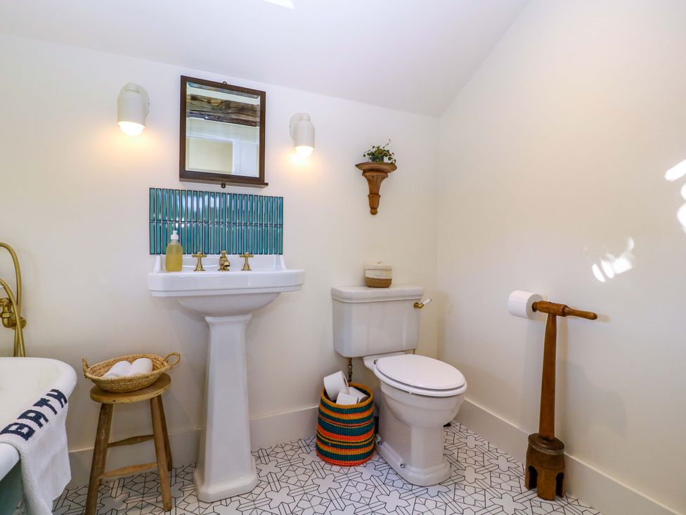 A bathroom with a sink and toilet at The Barn in 