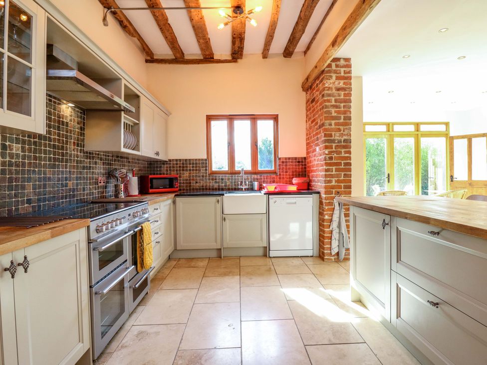 A kitchen with cabinets and appliances at Six Apples in Wethersfield near Finchingfield