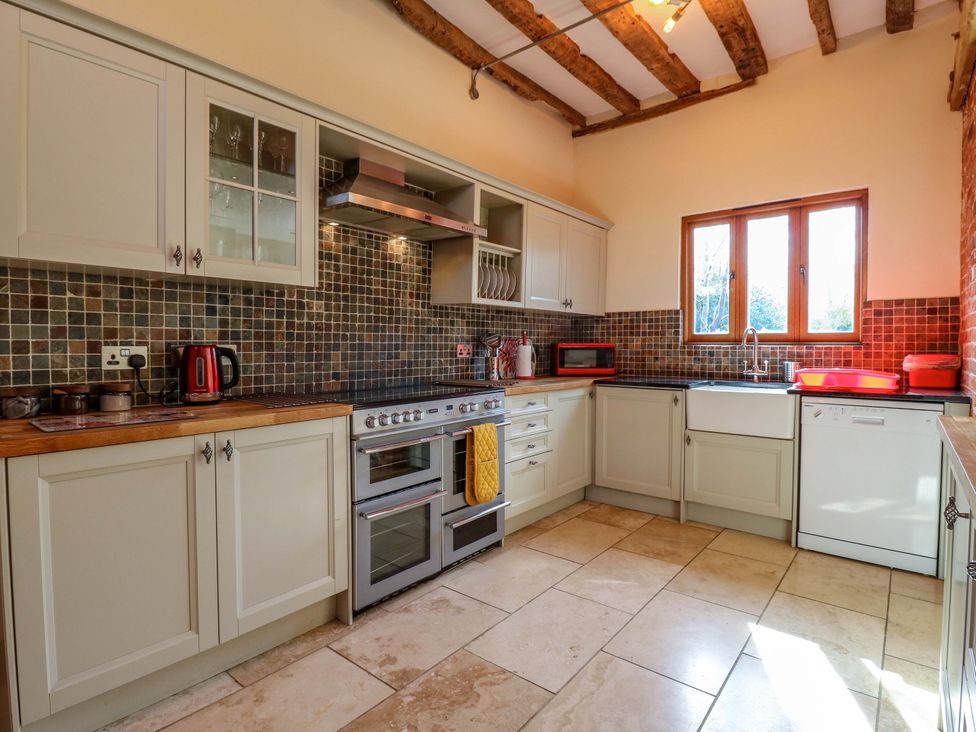 A kitchen with cabinets and appliances at Six Apples in Wethersfield near Finchingfield