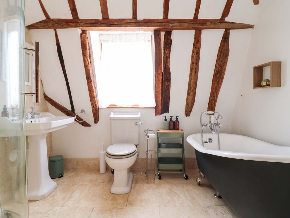 A bathroom with a bathtub, toilet, and sink at Six Apples in Wethersfield near Finchingfield
