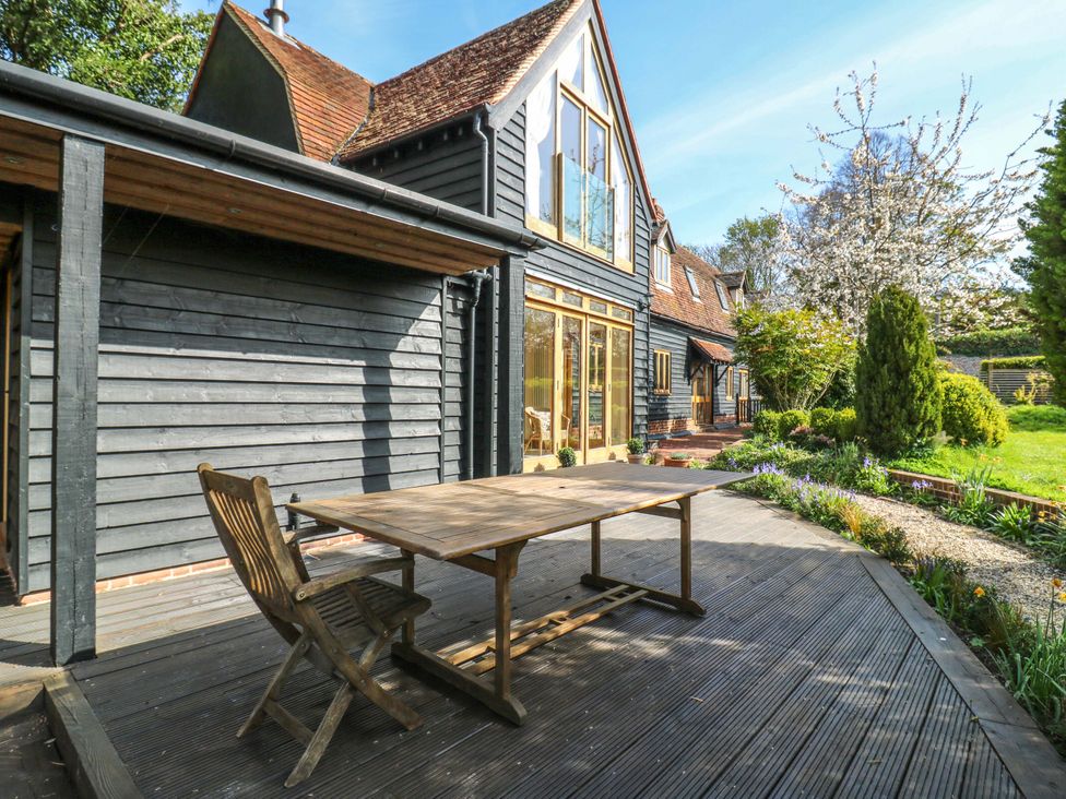 A garden with a table and chairs at Six Apples in Wethersfield near Finchingfield
