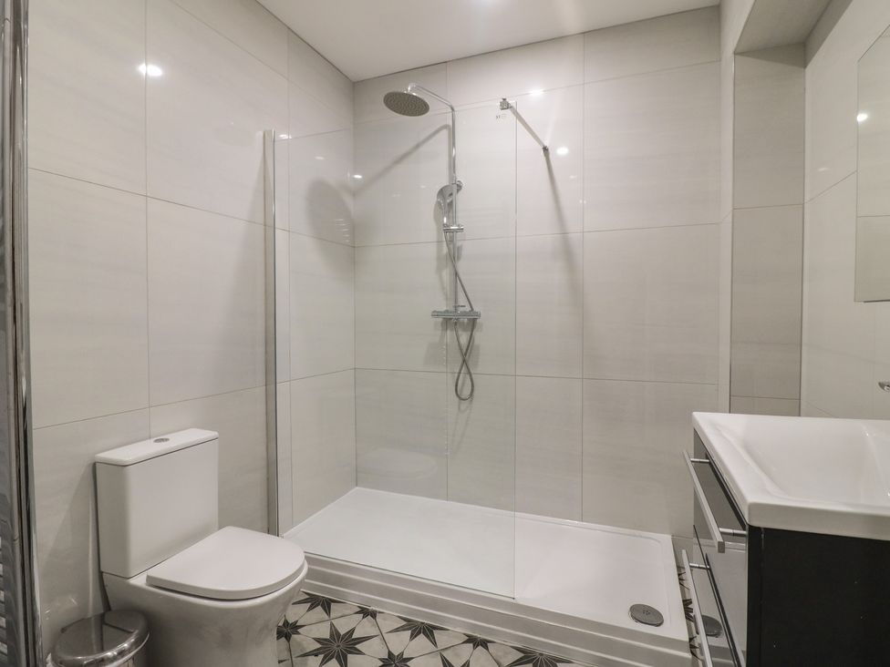 A bathroom with a shower, toilet, and sink at Unit 6 Apt 1, Sheffield