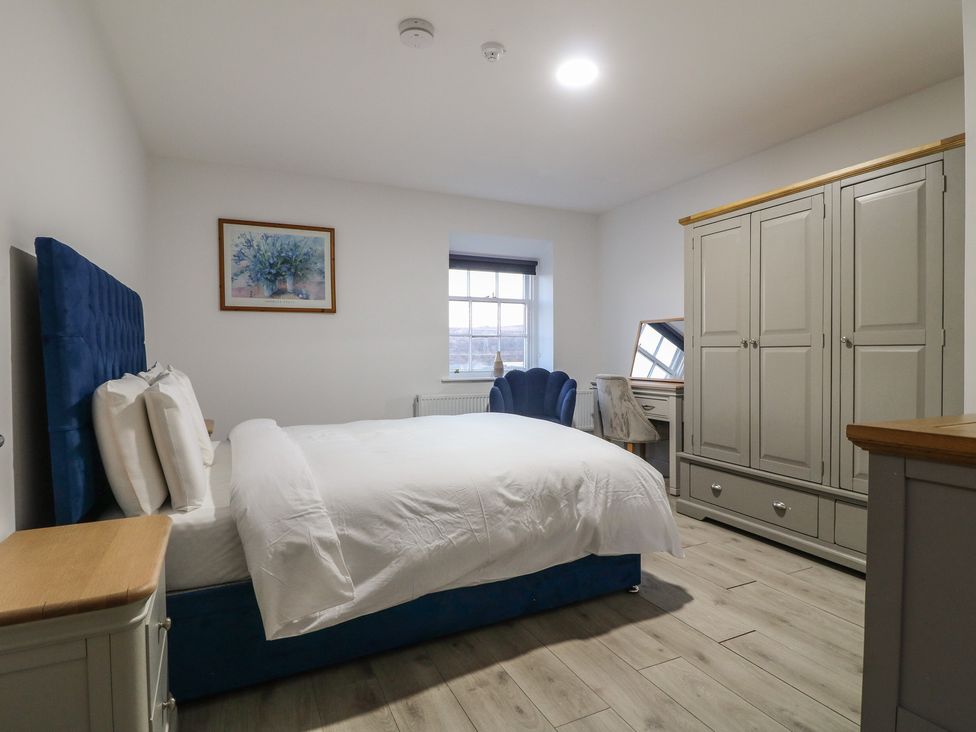 A bedroom with a bed and wardrobe at Unit 7 Apt 4 Sheffield