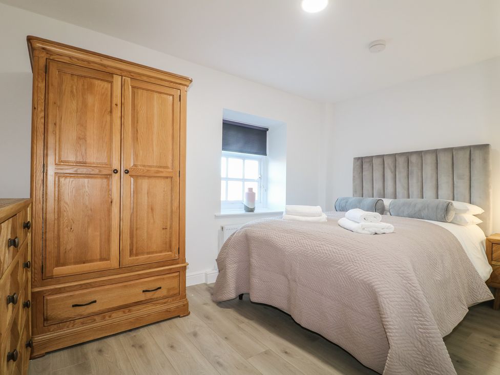 A bedroom with a bed and wardrobe at Unit 7 Apt 5 Sheffield
