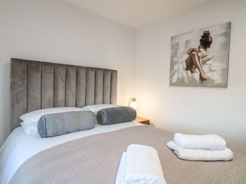 A bedroom with bed and wall art at Unit 7 Apt 5 in Sheffield