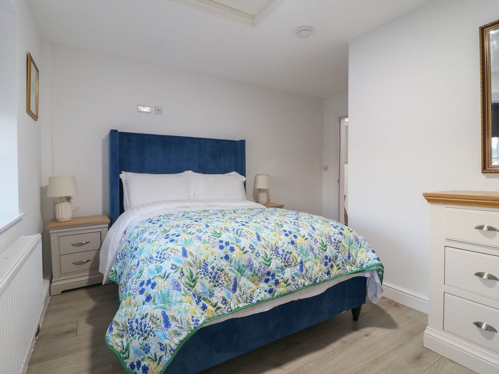 A bedroom with a bed and bedside table at Unit 7 Apt 6 (Delux) in Sheffield