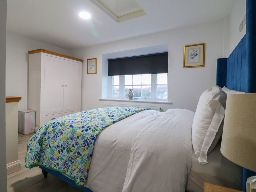 A bedroom with a bed and wardrobe at Unit 7 Apt 6 (Delux) Sheffield