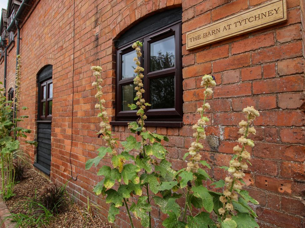 An outdoor area featuring plants and a brick wall at The Barn at Tytchney near Ombersey and Droitwich Spa