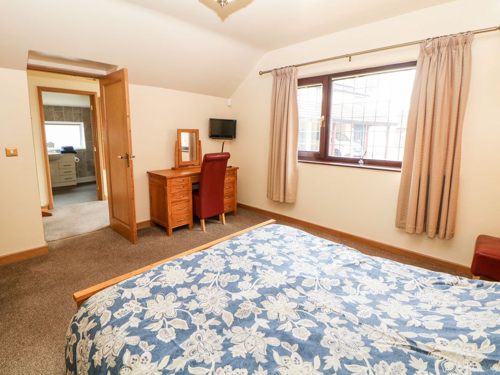A bedroom with a bed and desk at Millers Retreat in Chesterfield