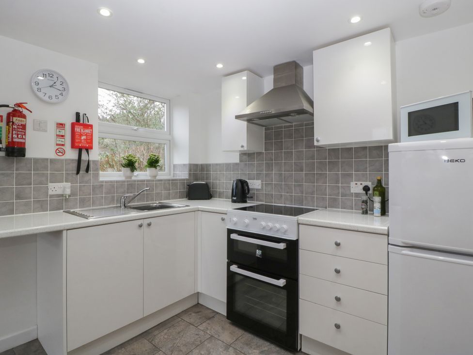 A kitchen with appliances and grey tiles at Horse Gin in Lydney