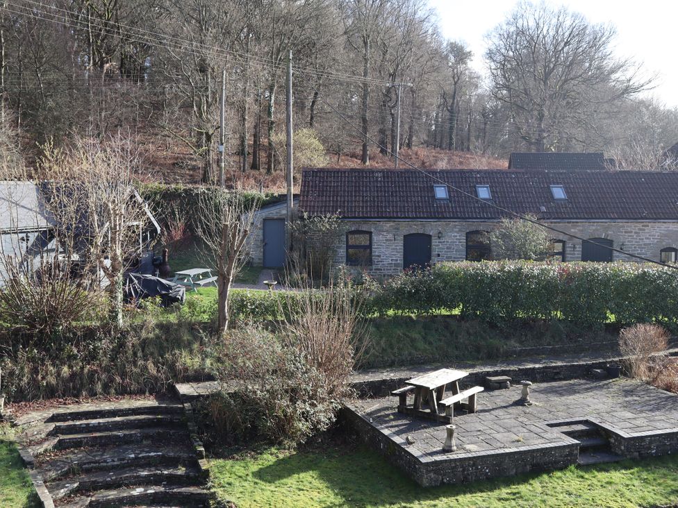 An outdoor area with a table and chairs at Horse Gin in Parkend