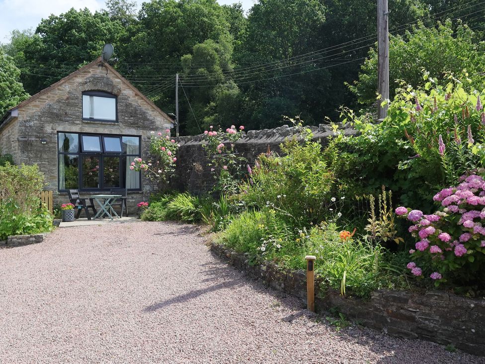 A house with a garden and gravel pathway at Horse Gin in Parkend