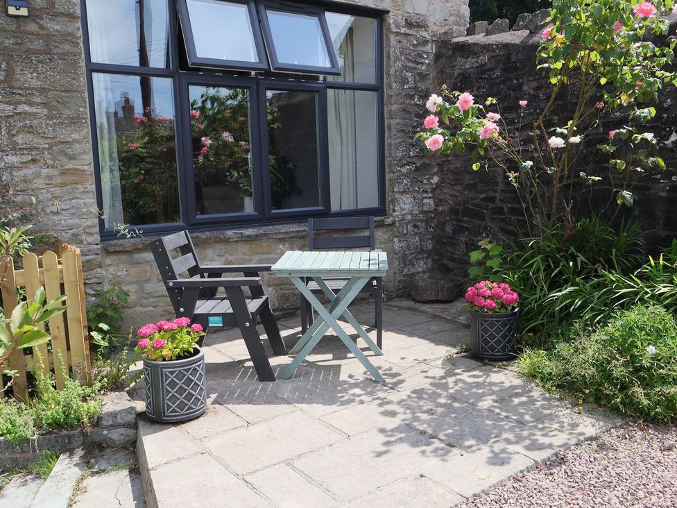 A garden with a table and chairs at Horse Gin in Parkend