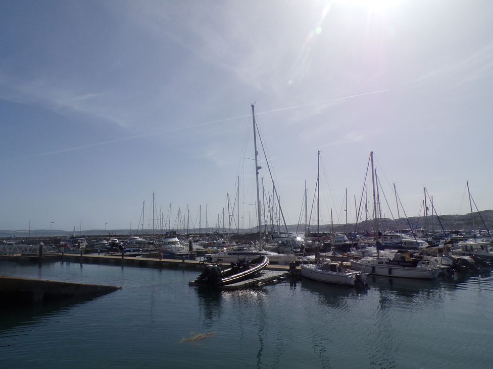 A marina with various boats at Flat 2 The Moorings Torquay
