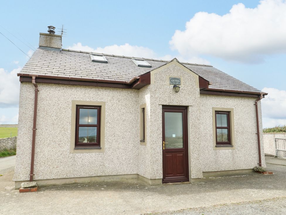 A house with windows and a door at Getws in Ty Croes