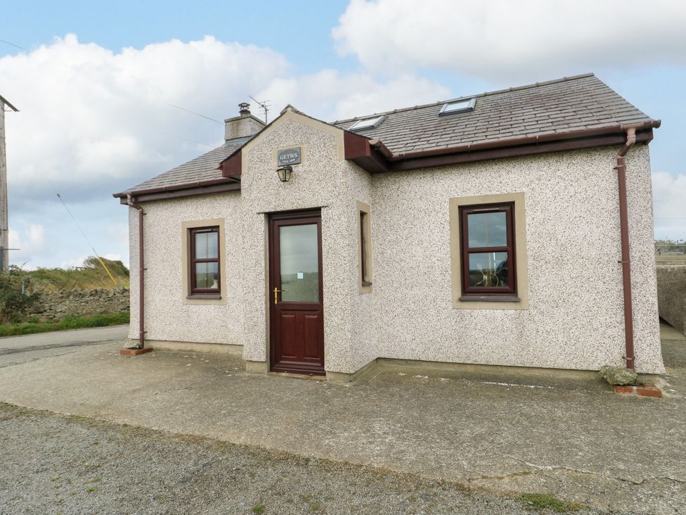 A house with windows and a door at Getws in Ty Croes
