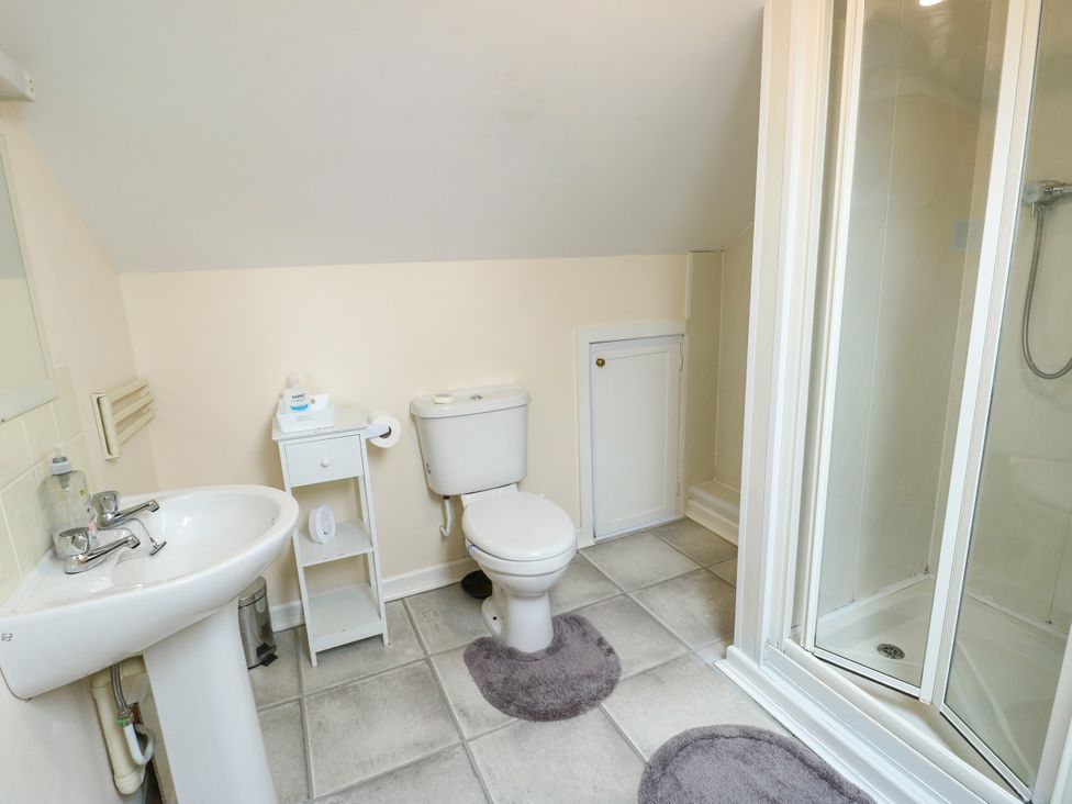 A bathroom with a sink, toilet, and shower at Getws in Ty Croes