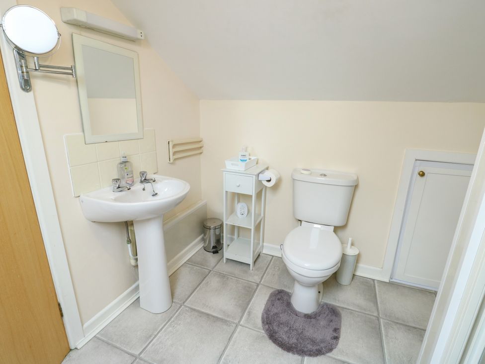 A bathroom with a sink and toilet at Getws in Ty Croes