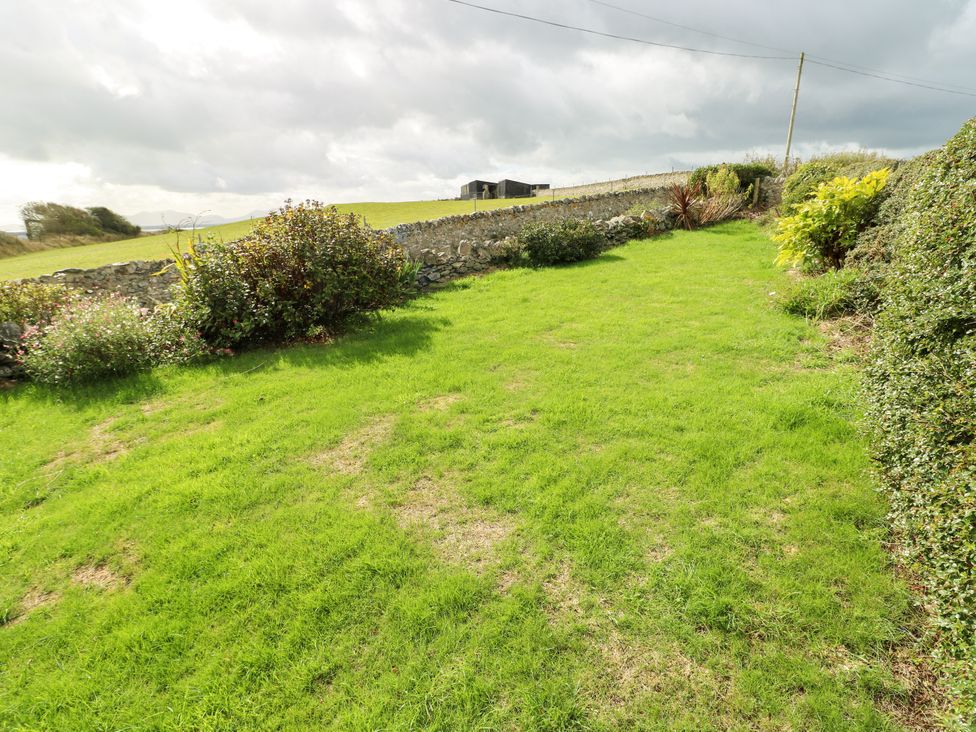 A garden area with grass and plants at Getws in Ty Croes