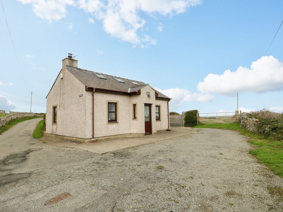 A house with a driveway and parking area at Getws in Ty Croes