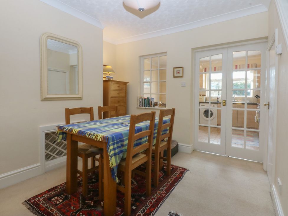 A dining room with a table and chairs in 15 Rose Hill Beaumaris
