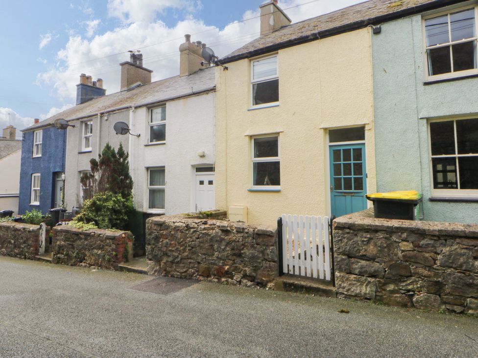 A row of houses with stone walls and fences at 15 Rose Hill Beaumaris
