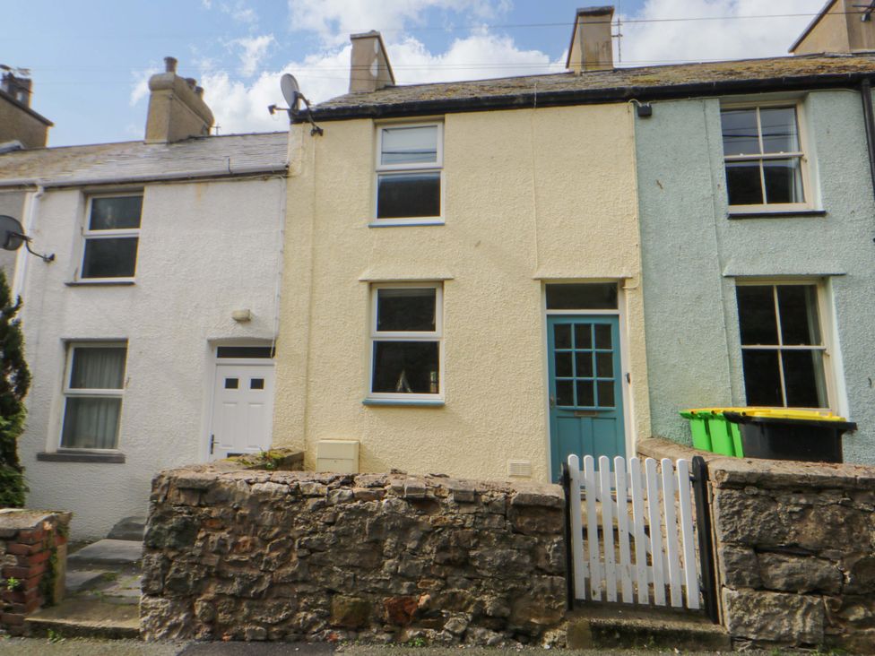 Two houses with different colored sidings and a fence at 15 Rose Hill Beaumaris