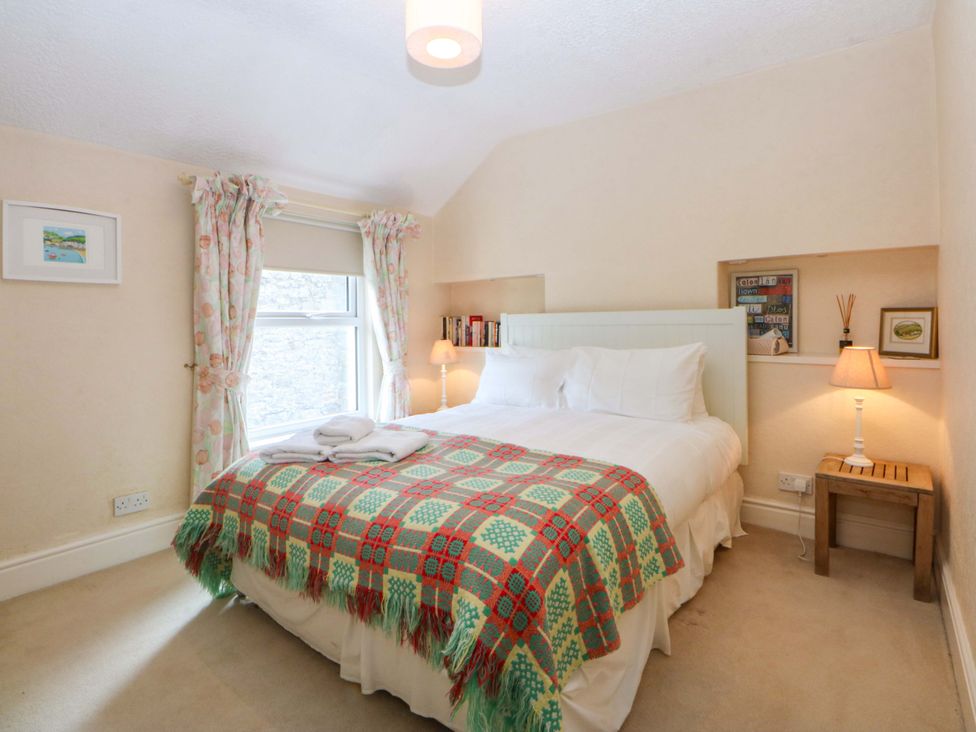 A bedroom with a bed and lamp at 15 Rose Hill Beaumaris