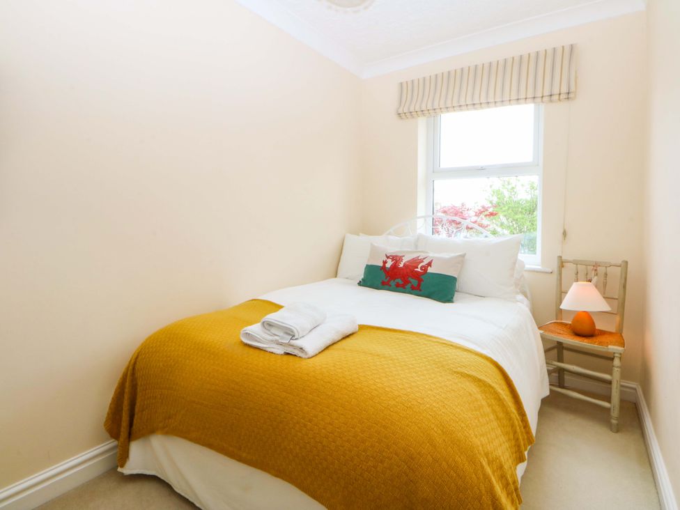 A bedroom with a bed and lamp at 15 Rose Hill Beaumaris