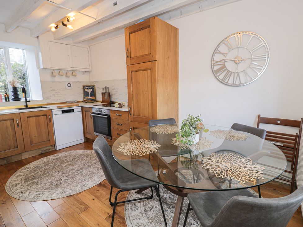A kitchen with a dining table and chairs at Lon Popty in Dolgellau