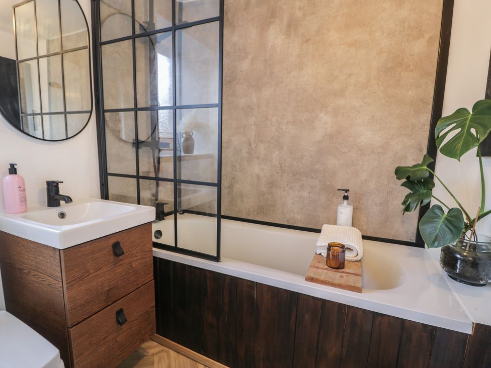 A bathroom with a sink and bathtub at Lon Popty in Dolgellau