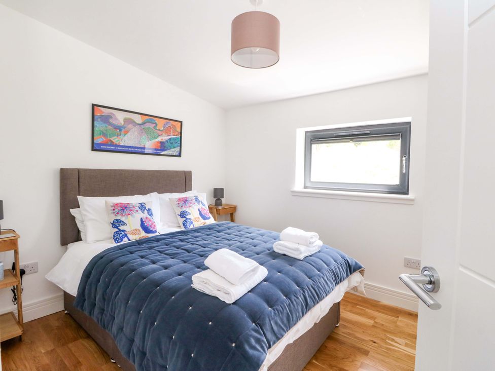 A bedroom with a bed and bedside tables at Strathview 