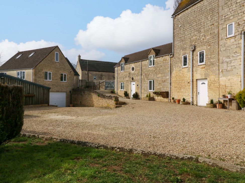 An outdoor area with buildings and a gravel driveway at Farm View Annex in Painswick
