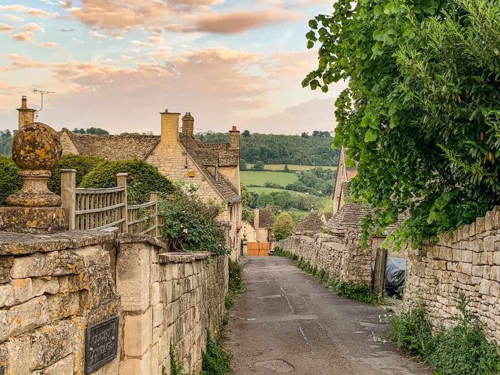 A road with stone walls and buildings at Farm View Annex in Painswick